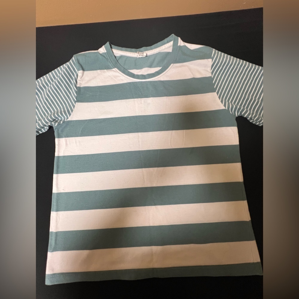 BRINK BOYS SIZE XL GREEN & WHIITE STRIPED TEE SHIRT. GREAT CONDITION.